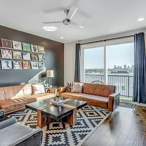 Holiday home Big New And Modern With Skyline View Mural And Ping Pong, Nashville