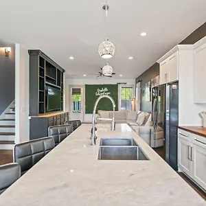 Holiday home King Bed, Balcony, Covered Patio & Firepit! 8 Minutes From Broadway, Nashville